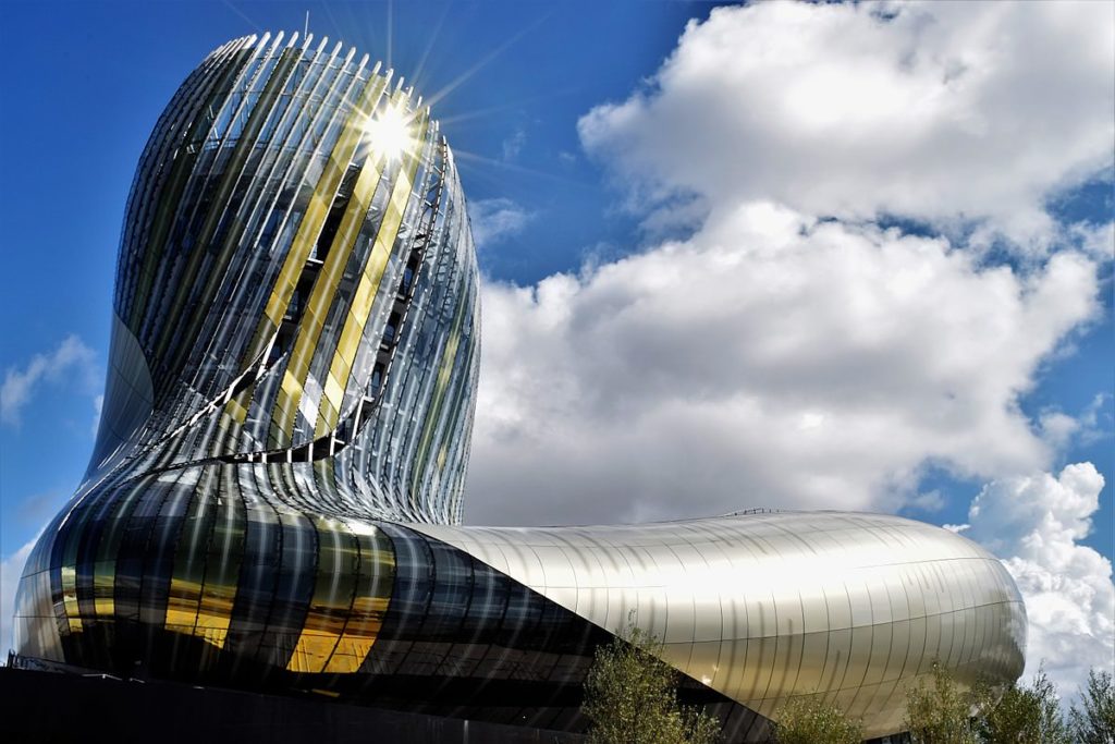 À Bordeaux • Aux alentours Cite du vin Bordeaux
